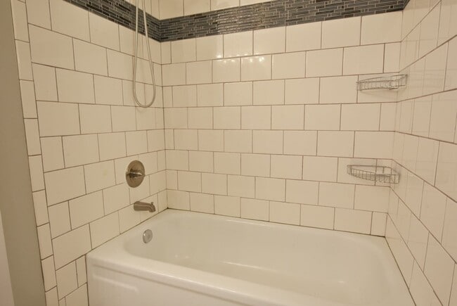 Building Photo - Beautiful 3 Bedroom 2.5 Bath End Unit Town...