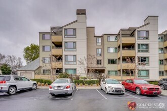 Building Photo - Top Floor Corner Unit - New Carpet - Eleva...