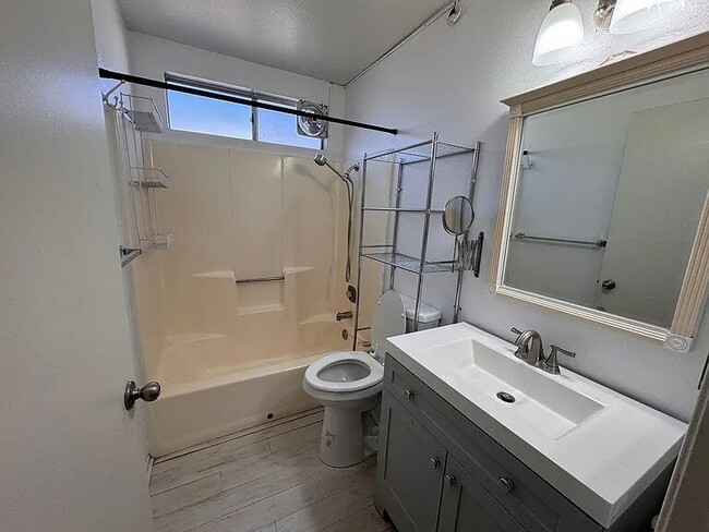 Building Photo - Cozy 2 bedroom 1 bathroom home.