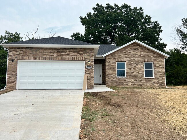Primary Photo - 4 bedroom 2 bath Bolivar MO