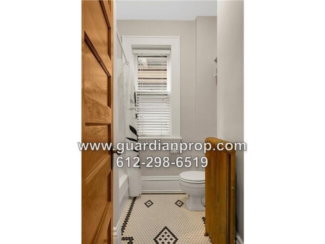 Building Photo - Top Floor Condo in 4Plex, Updated Kitchen & Bath, Full Dining Room, Sunroom, Parking