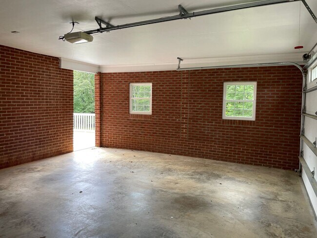 Building Photo - Beautiful 2 Bed, 1 Bath Brick Home in coun...