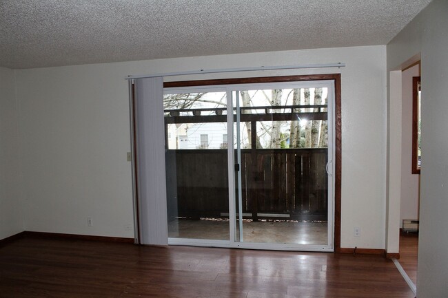Building Photo - 2bd/1ba in Beautiful Residential Area! Clo...