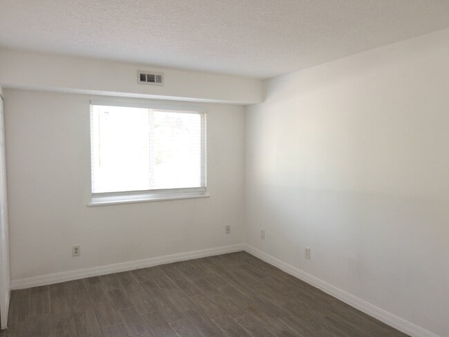 Building Photo - 100 E Rhodes Dr