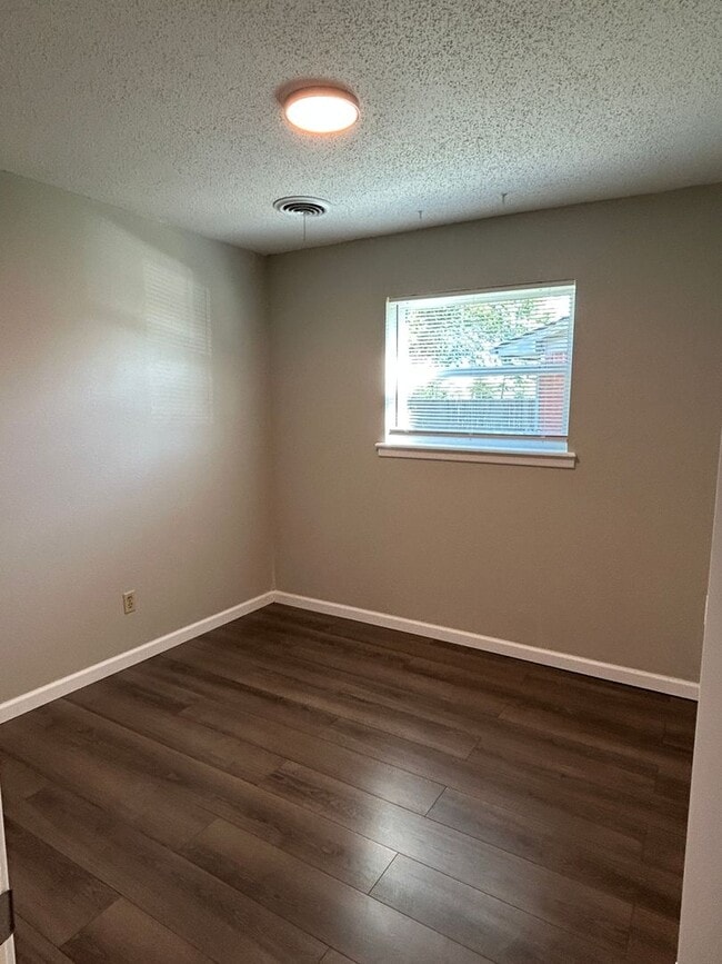 Building Photo - 3-bedroom, 1.5-bath in the MacArthur Schoo...