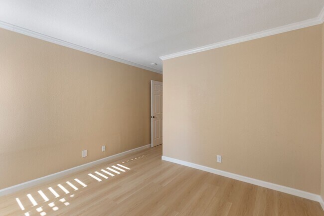 Building Photo - Exquisitely Updated, No Carpet 1bd/1ba in ...