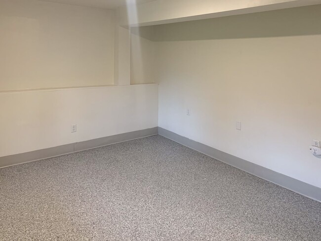 Building Photo - Spacious 3-Bedroom Apartment Near UVM with Private Entrance & Parking