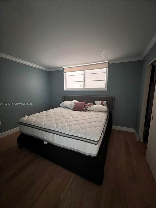 Building Photo - 1750 James Ave