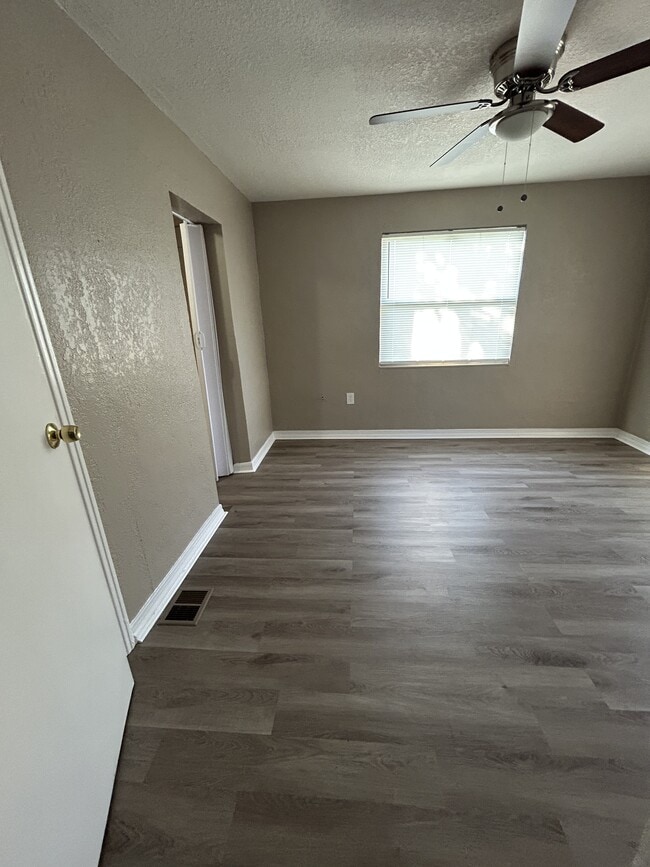 Building Photo - 2420 TanglewoodMain House