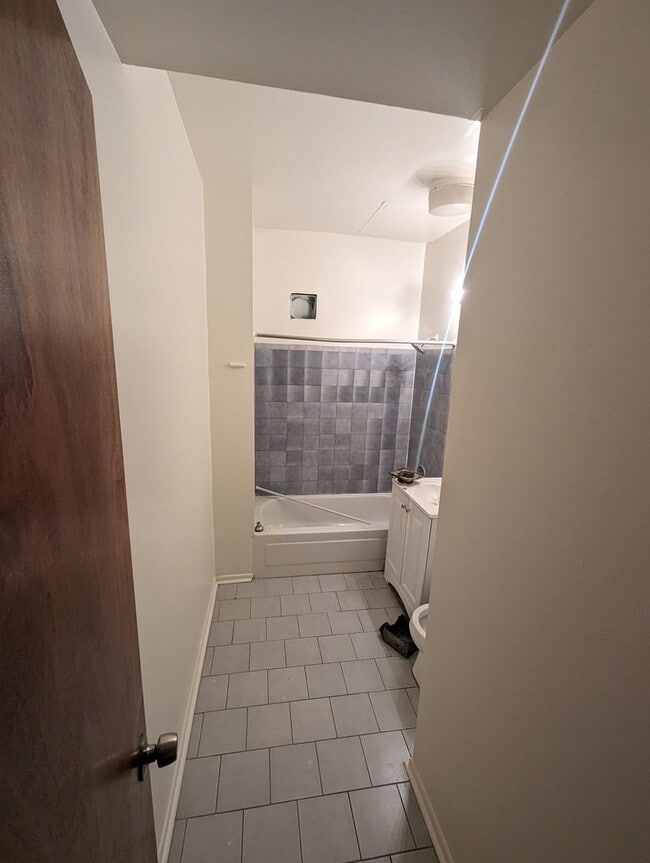 Building Photo - Updated Very Large 2 BR In Uptown