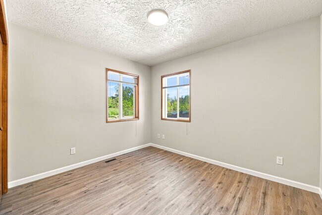 Building Photo - 39601 Santiam Bluffs Rd NE