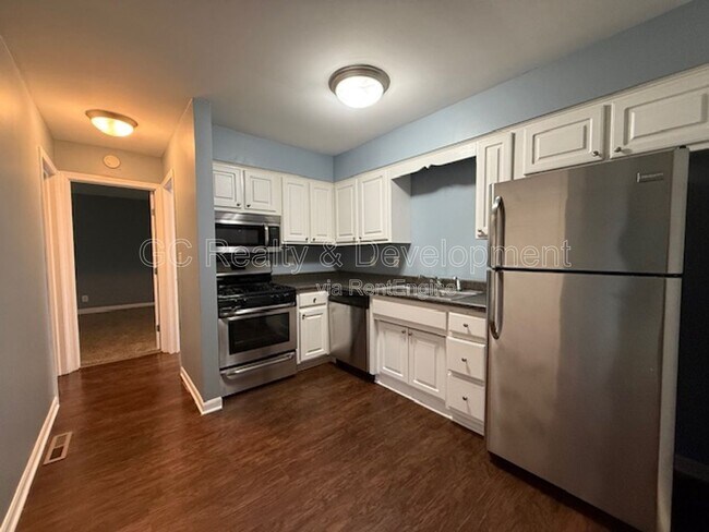 Building Photo - 16 Simpson St