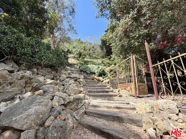 Building Photo - 6871 Pacific View Dr