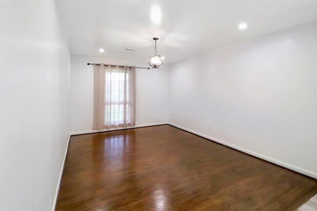 Building Photo - 5602 Sylmar Rd