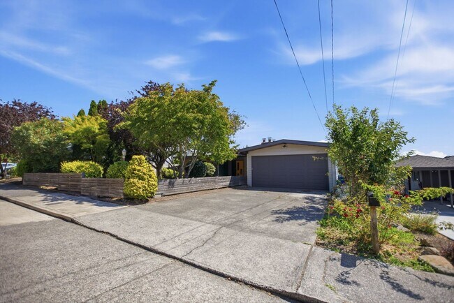 Building Photo - Spacious 4 Bed 2.5 Bath Home with Panoramic Views in Magnolia