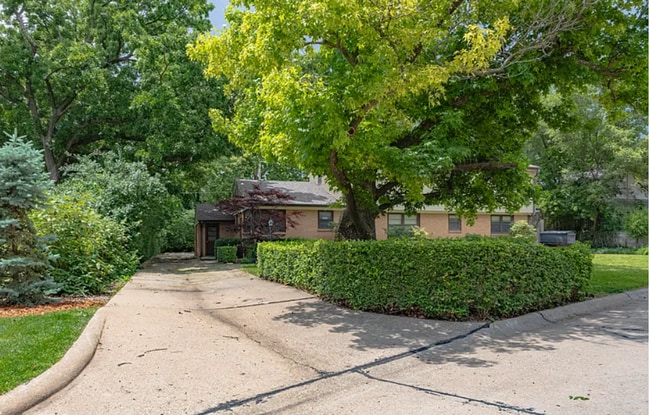 Building Photo - Beautiful 4 Bedroom / 3 Bath Home in the Heart of Manhattan, KS – Large Yard & Close to Campus