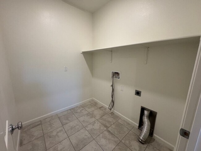Building Photo - Beautiful, Single Story 3 Bedroom Home in ...