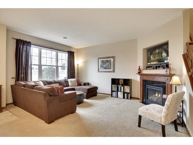 Building Photo - Pristine Woodbury 3 Bedroom Townhouse - Cl...