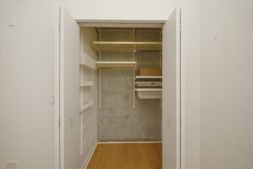 Building Photo - 235 W Van Buren St