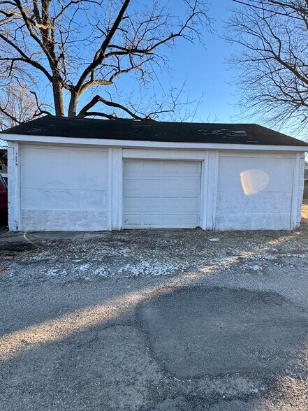 Building Photo - 1338 W 13th St