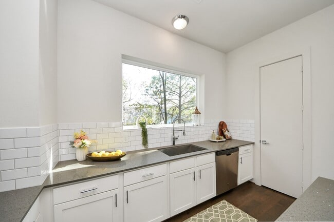 Building Photo - 4810 Martin Oaks Ln