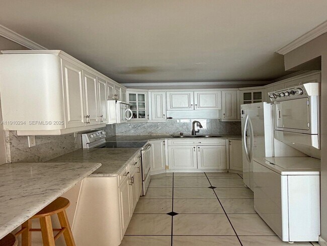 Building Photo - 6061 Collins Ave