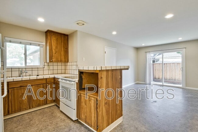Building Photo - 1062 Kelly Dr