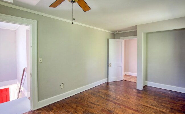 Building Photo - 9924 Sunset Dr
