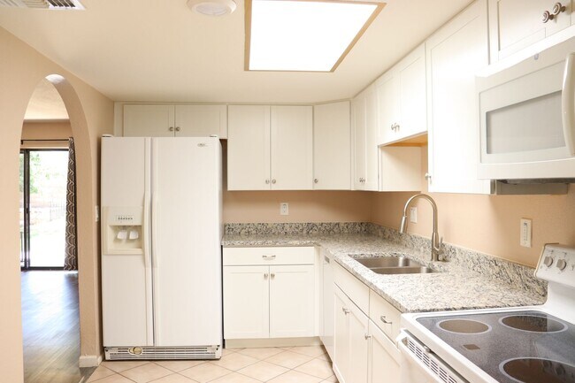 Building Photo - Nice Townhome