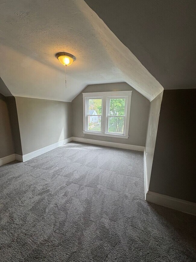 Building Photo - Whitethorn 3201-3203