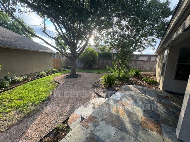 Building Photo - 450 Flippin Estates