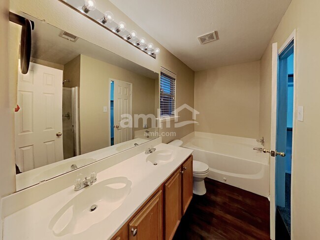Building Photo - 2809 Mitchell Ln