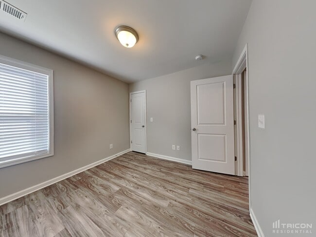 Building Photo - 415 Finch Ln