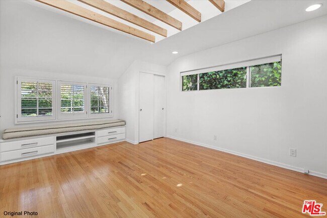 Building Photo - 4031 Hollyline Ave