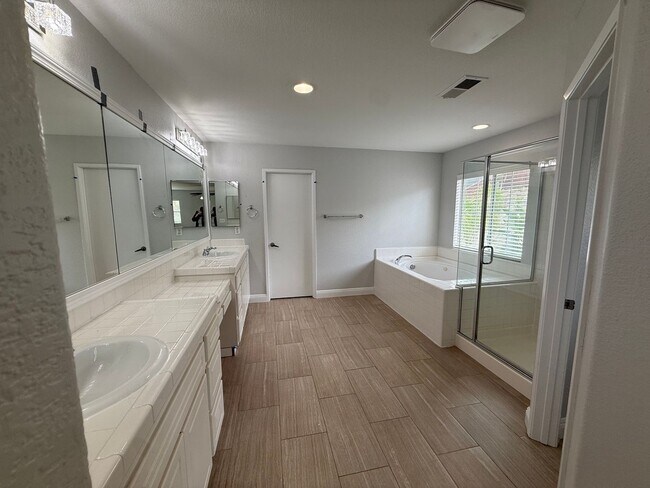 Building Photo - Spacious 6 bedroom 6 bathroom house in cov...