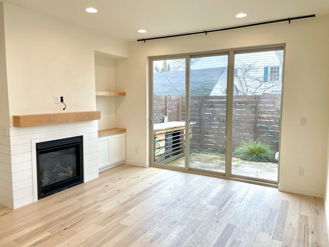 Building Photo - Beautiful townhouse with 2 en-suite bedroo...