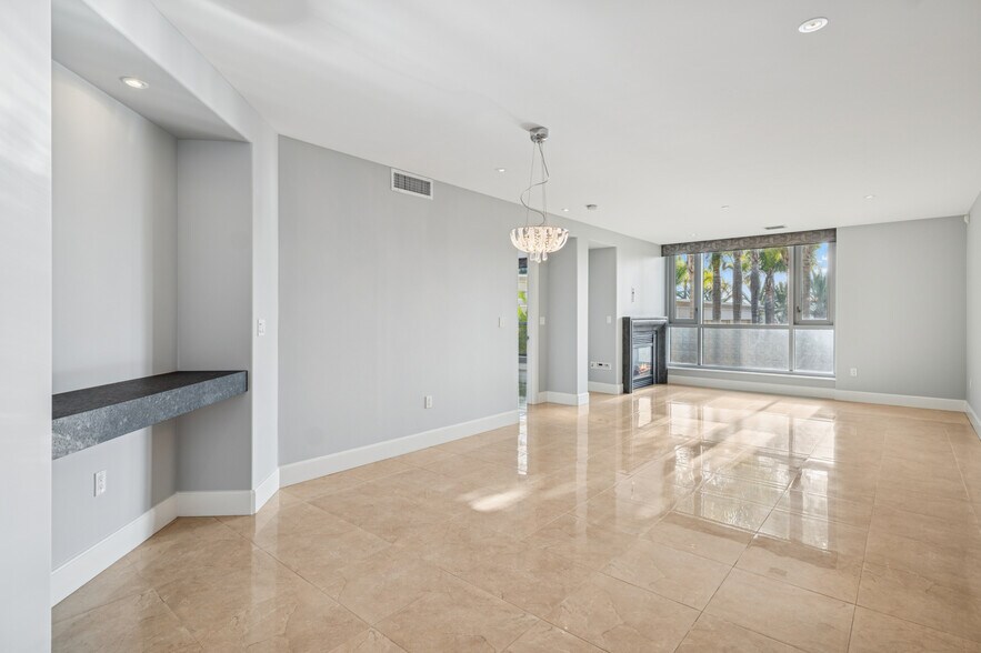 Building Photo - 5047 Scholarship