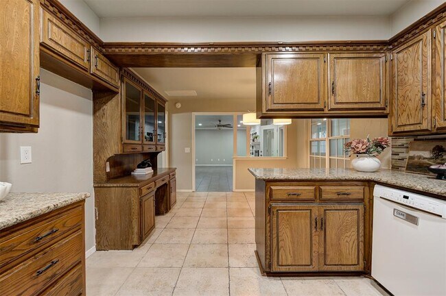 Building Photo - 9009 Lakeaire Dr