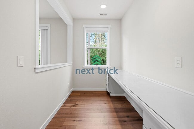 Building Photo - 5 BED & 3.5 BATH FOR RENT