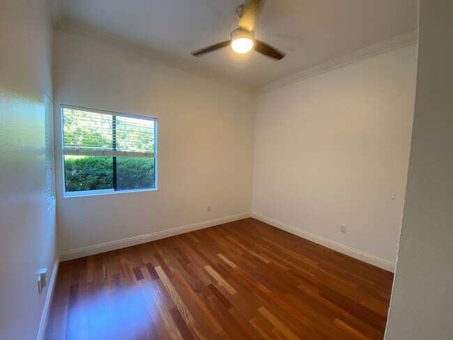 Building Photo - Spacious 3 bedroom, 2 bathroom Condo in Th...