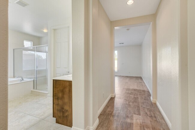 Building Photo - Single Family Home on 20k SQFT Lot in Gated Community