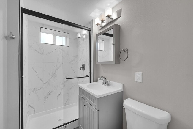 Building Photo - $3,195.00, 5 bed, 2 bath located in Denver