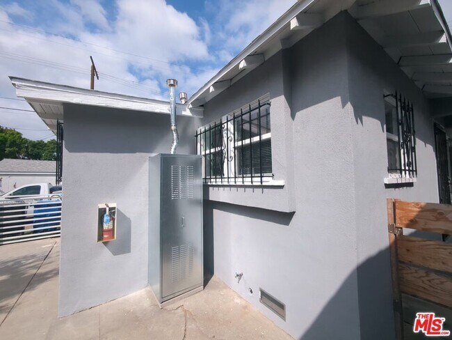 Building Photo - 4215 S Budlong Ave