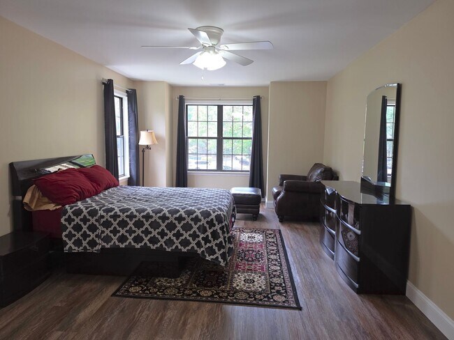 Building Photo - Rare opportunity! Furnished 2nd fl condominium boasting 2 large bedrooms, 2 full bathrooms, forma...