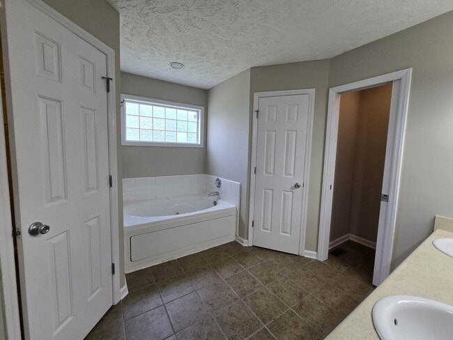 Building Photo - Grays Creek 4 Bedroom, 2 Bath with 2 Car G...