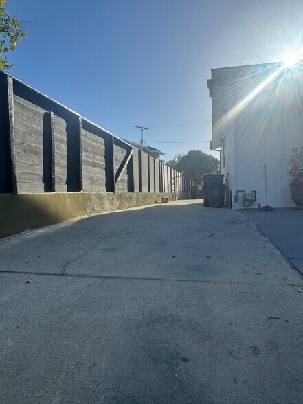 Building Photo - 1121 La Puerta St