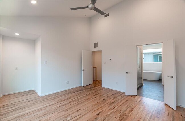 Building Photo - 5931 Ross Ave