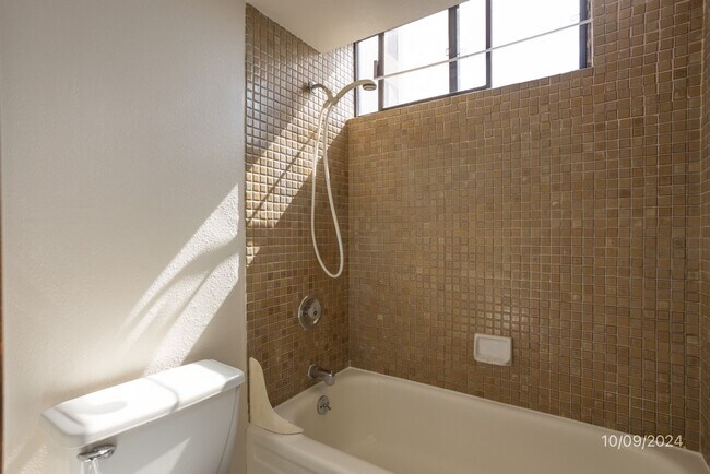 Building Photo - $2,700 / 2br - 2 BED 2 BATH CONDO