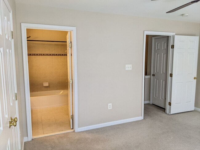 Building Photo - Updated condo in Ballenger Creek available in June!