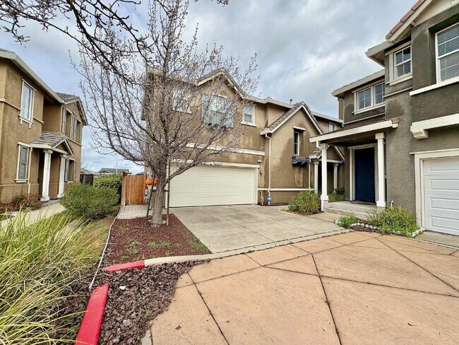 Building Photo - 50% off your first month’s rent move-in special! Spacious 4BR / 2.5BA Home in Pittsburg